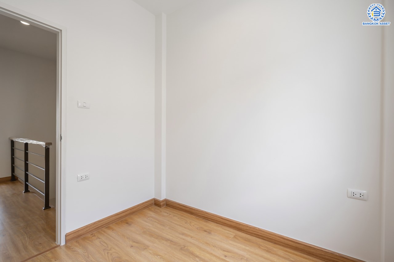 บ้านมือสอง ม.ลุมพินีทาวน์วิลล์ ราชพฤกษ์-นครอินทร์ เนื้อที่ 17.5 ตร.ว. ฟังก์ชัน 3 ห้องนอน 2 ห้องน้ำ 1 ห้องอเนกประสงค์ชั้นดาดฟ้า จอดรถได้ 2 คัน พร้อม Living Room กว้างขวาง เดินทางสะดวก เข้า-ออกได้หลายเส้นทาง ทั้ง ถ.นครอินทร์, ถ.ราชพฤกษ์ ใกล้ทางด่วน "ศรีรัช"